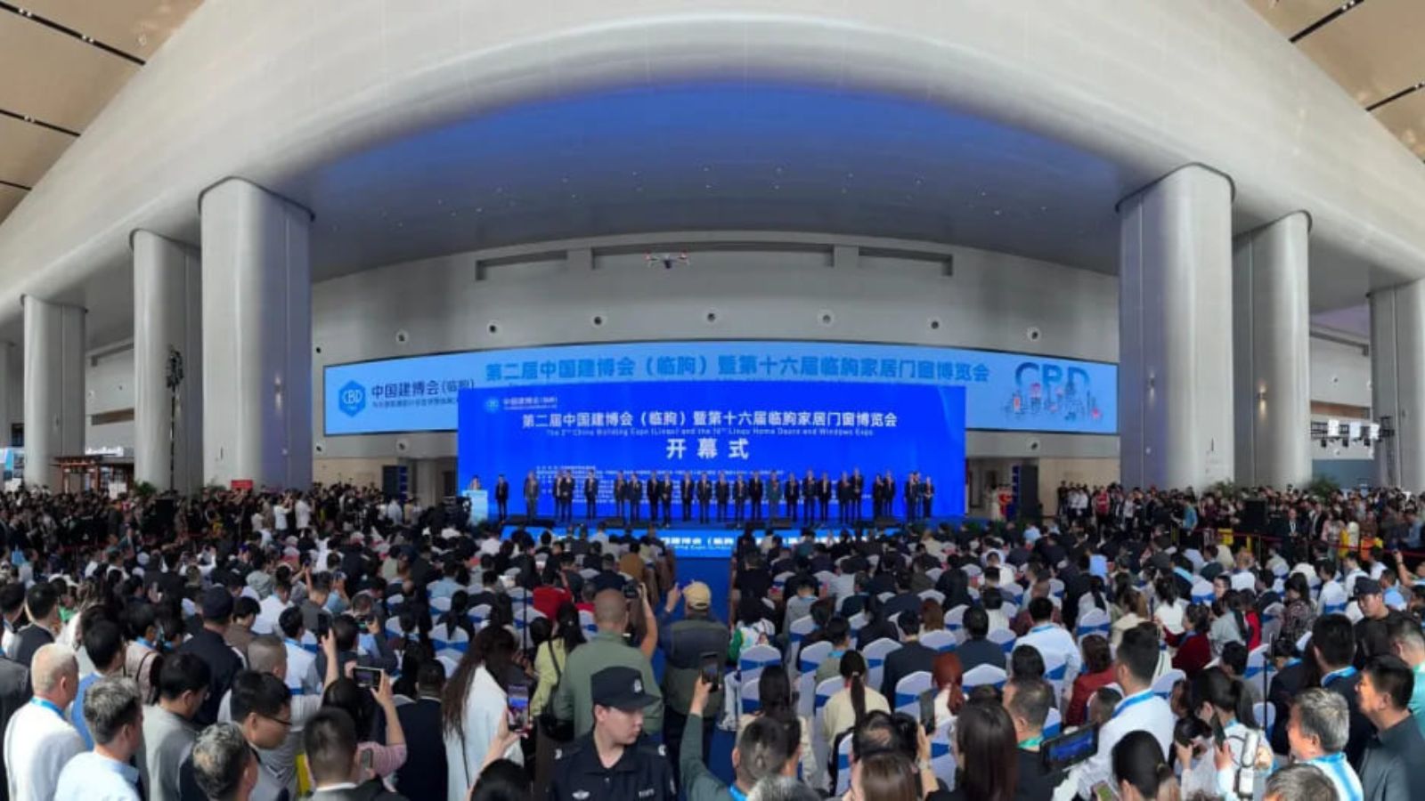 Direct Strike CBD | Интеллектуальная линия по производству дверей и окон серии LEADCNC S сияет на China Construction Expo (Linqu)
   